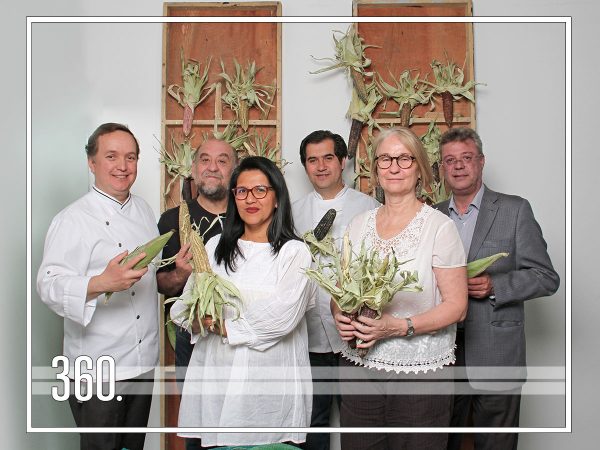 Juan Ramón Cárdenas busca difundir la cocina mexicana a través de un encuentro entre chefs y editores de libros de gastronomía, quienes reflexionan sobre los sabores, aspectos culturales e influencias de los alimentos que nos acompañan a diario en nuestras mesas.