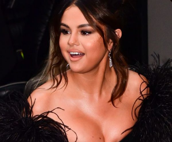 Selena gomez escote