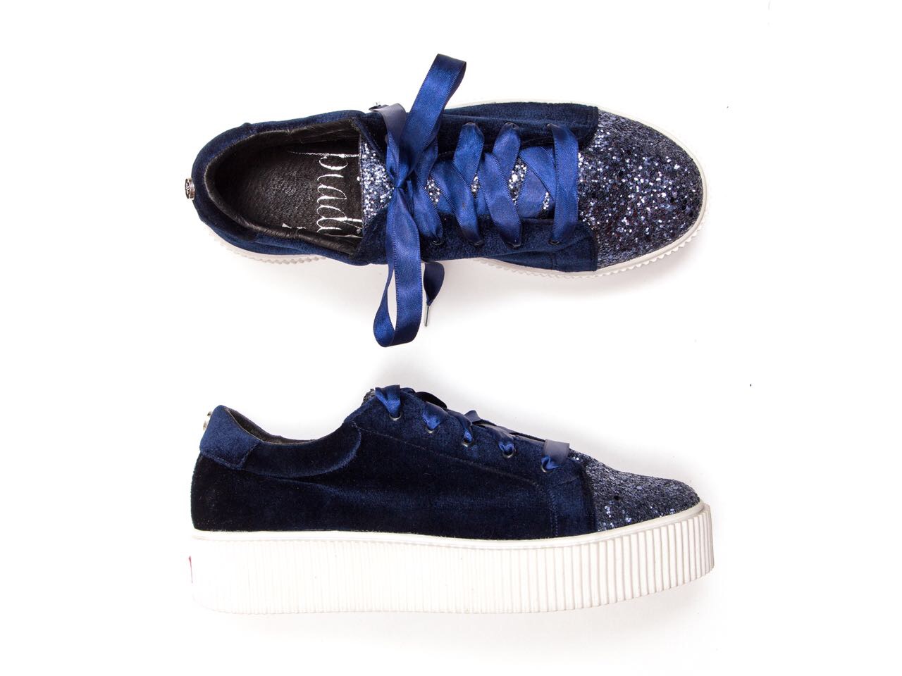 Los zapatos azul eléctrico conquistarán el street style ...