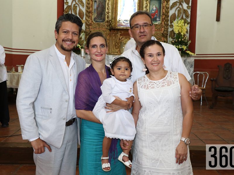 Isabel María con sus padres y padrinos.