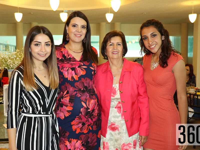 Cinthia Ordieres, Cristina Ordieres y Betty Camacho con la festejada.