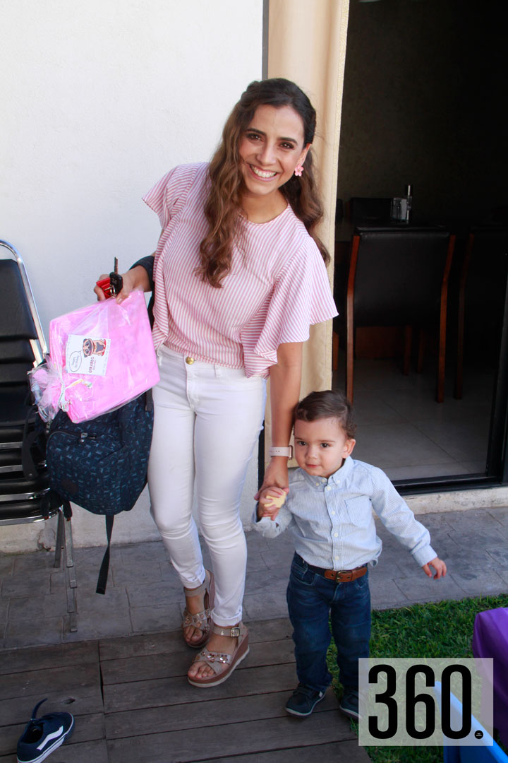 Con una divertida fiesta y colorida al estilo de su heroína favorita “Anna de Arendelle”, María Paulina Aguirre Fuentes, celebró su segundo aniversario Mónica Garza con su hijo Gerardo Recio llegando a la fiesta.