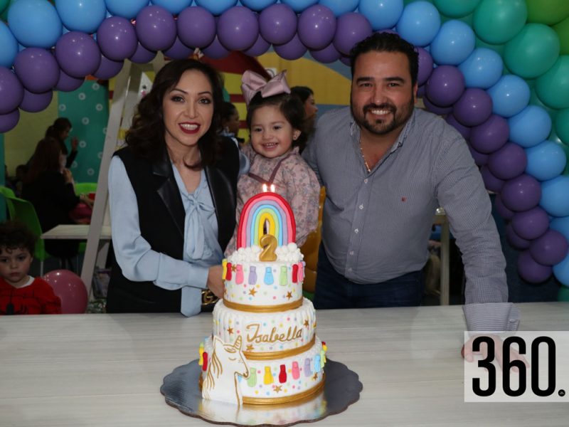 Isabella con sus padres Brenda Siller y Francisco Valdés.