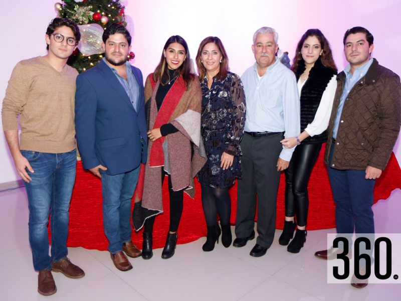 Hernán Dávila, José Dávila, Pamela Morales, Maruca Villareal de Dávila, Julián Dávila, Marcelo Dávila y María Fernanda Dávila.