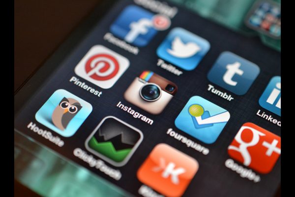 Jóvenes nacidos después de 1995 están experimentando más problemas mentales. Los investigadores apuntan a la falta de sueño y el aumento de las redes sociales.