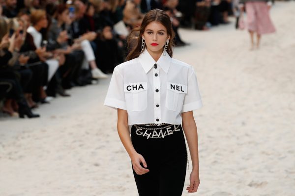 Habemus nueva prenda viral y no es una falda. Una camisa de Chanel ha conquistado a influencers, estrellas de tv y modelos.