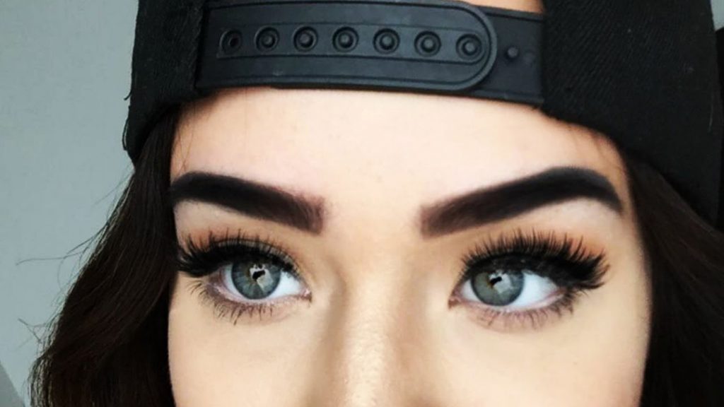 Que Tiene Las Cejas Tan Pobladas Que Se Unen