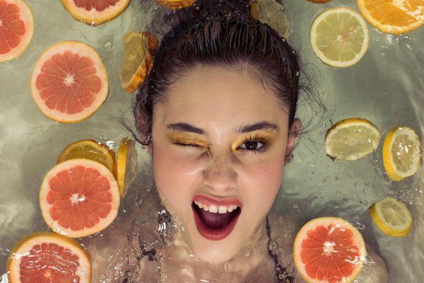 La vitamina C es un potente antioxidante que hace que nuestra piel salga beneficiada. Por por sí sola es muy inestable, pero bien acompañada da resultados excelentes.