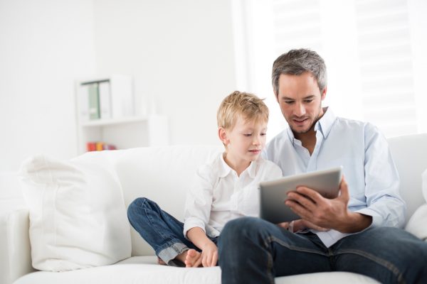 Una de las principales preocupaciones de los padres es la huella digital, es decir, el rastro de datos que dejan sus hijos al usar internet. Pero unas sencillas reglas pueden prevenir sustos futuros.