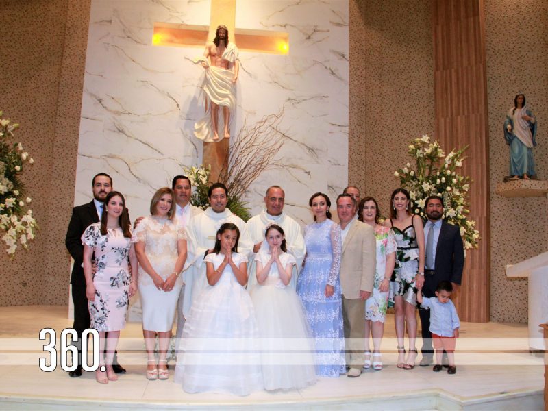 Isabella Canizales y María Sofía Dorbecker acompañadas por sus padres y padrinos. 03f aaa. Las pequeñas Isabella Canizales y María Sofía Dorbecker acompañadas por sus respectivos abuelitos al final de la misa.
