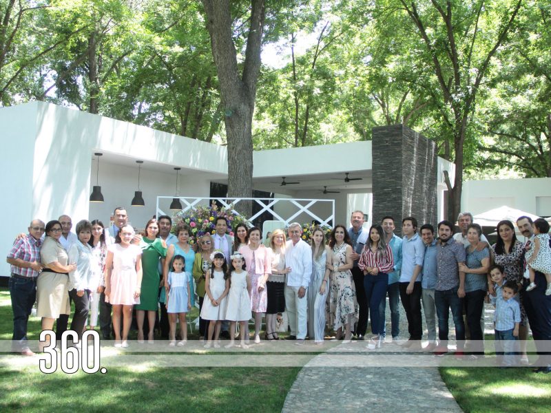 Ximena y Camila y Bernal Rodríguez acompañadas de las familias Bernal Rodríguez y Rodríguez Garza.