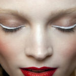 Conoce el delineado blanco, la nueva tendencia de maquillaje que está conquistando este verano.