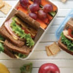 Un lunch balanceado hará que tus hijos tengan todos los nutrientes que su cuerpo requiere para crecer y desempeñarse mejor en la escuela.