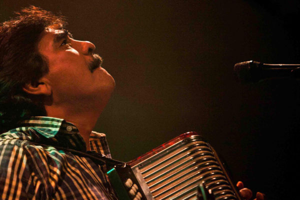 El cantante era un ícono del género de cumbia y pionero en la mezcla de sonidos tropicales conjugándolos con ritmos norteños, ska, reggae, rap y hip-hop.