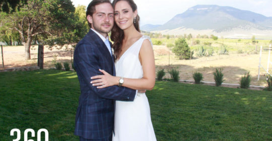 Su boda civil se dio en un evento privado, donde sus mejores amigos y familiares más cercanos les desearon un genial matrimonio.