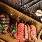 Acompáñanos a conocer más sobre los distintos cortes de carne, en especial del Rib Eye. Es el favorito de los amantes de la parrilla debido a su increíble textura y sabor.