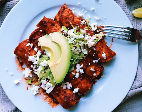 ¡Viva México y su cocina! Durante las fiestas patrias se come de todo, desde moles hasta pozoles, y no podemos olvidarnos de las tradicionales enchiladas. Este platillo, además de barato, es saludable y muy sencillo de preparar.