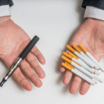 La moda del vaping o vapeo surgió como una alternativa de los cigarros tradicionales, pero estudios recientes demuestran que es igual de dañino.