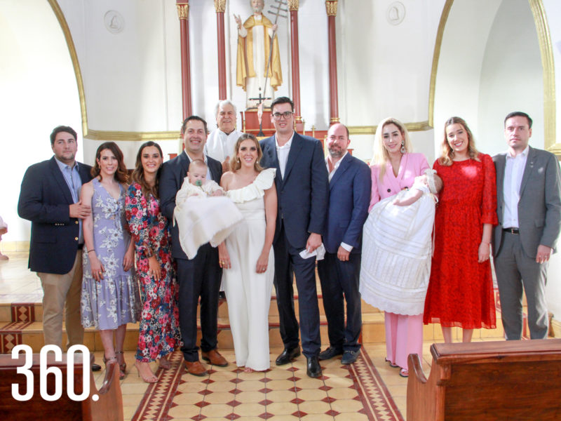 Sebastián y Emiliana con sus padres y padrinos.