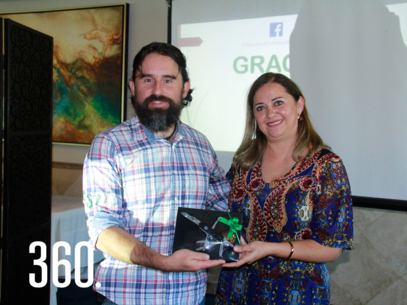 El conferencista Alejandro Argüelles Flores recibió un regalo de Ana María Melo presidenta del Club de Jardinería Rosal.