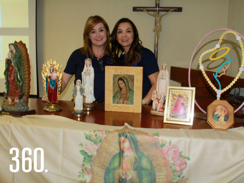 Patricia Cárdenas y Ayme Aguirre directora de NET Saltillo junto a las imágenes de advocaciones marianas.
