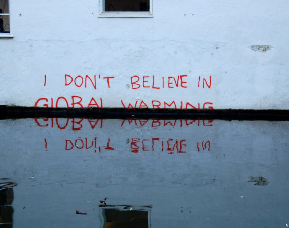A pesar de la evidencia científica, famosos y políticos aún niegan la existencia de la crisis climática.