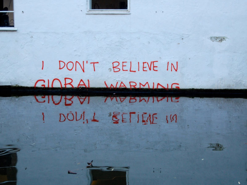 A pesar de la evidencia científica, famosos y políticos aún niegan la existencia de la crisis climática. 