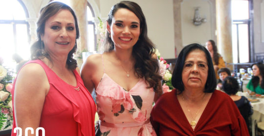 Yuri con su madre y suegra, Yuri Benavides y María de la Luz Beltrán.
