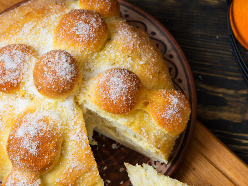 El Día de Muertos ya está muy cerca y su celebración no está completa sin el tradicional pan de muerto.