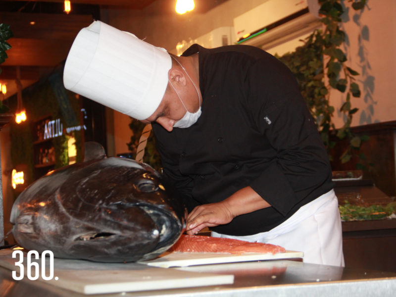 Chef Sotelo cortando el pescado.