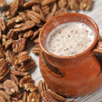 El atole es una de las bebidas más mexicanas y creativas, pues existen decenas de variedades con toda clase de ingredientes.