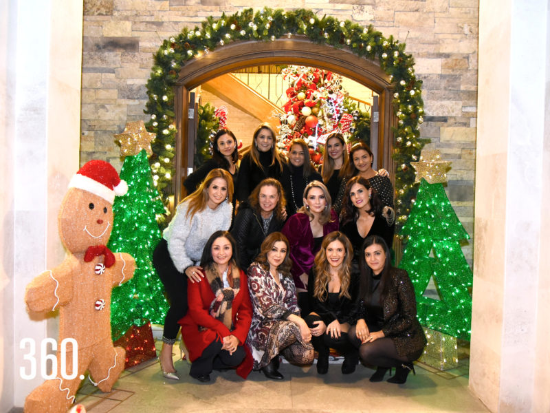 Billy De León acompañada de sus amigas.