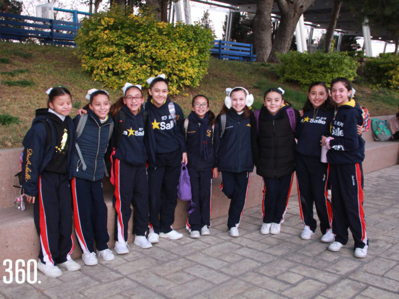 Alumnas de 5 grado regresando a clases.