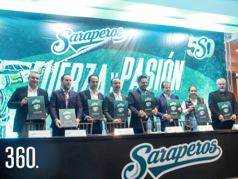 Autoridades presentando el libro.