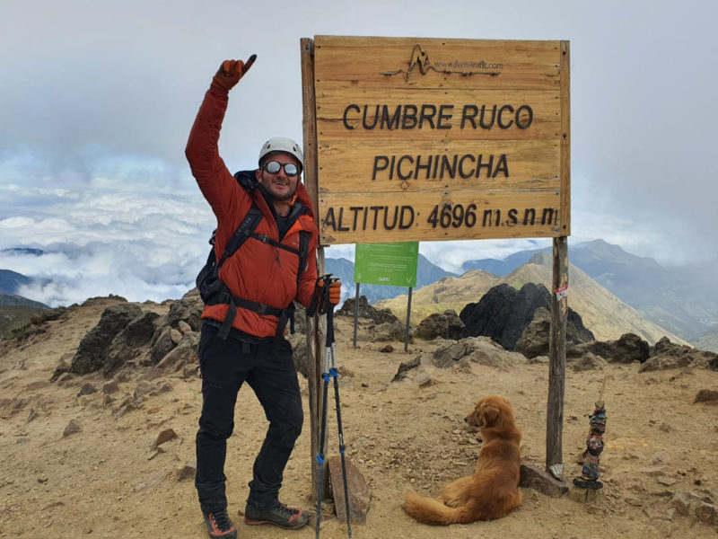 El deportista cumplió su primer propósito del año al escalar los tres volcanes más altos de Ecuador.