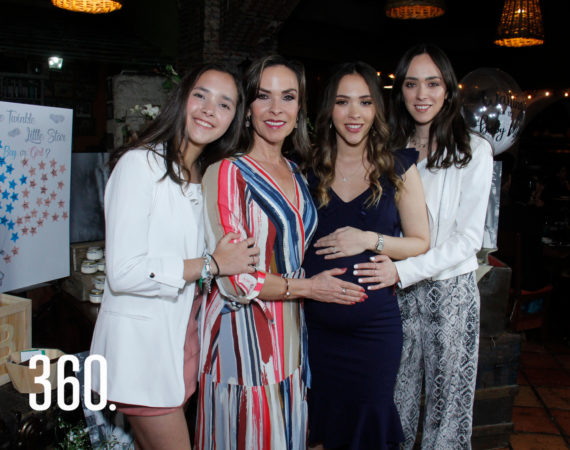 Melissa acompañada por su mamá Melissa Moeller de López y sus hermanas, Isabela y Lucina López, organizadoras de su festejo prenatal.
