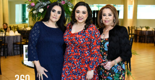 Mirhelle De León con su mamá de Martha Becerro y su suegra María Elisa Dávila.