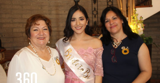 Karen con su suegra y madre, Emma Siller y Maricarmen González.