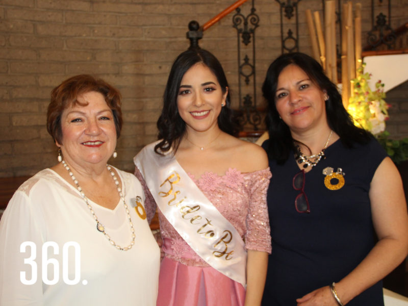 Karen con su suegra y madre, Emma Siller y Maricarmen González.
