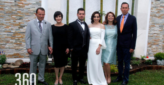 Los novios acompañados por los padres de Paulina.