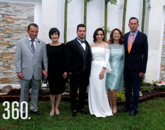 Los novios acompañados por los padres de Paulina.