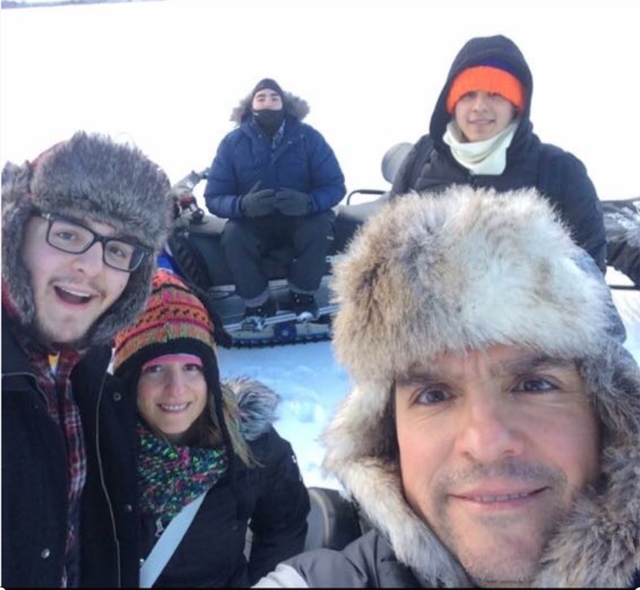 Leonel y su familia pescando en un lago helado en Minnesota. 