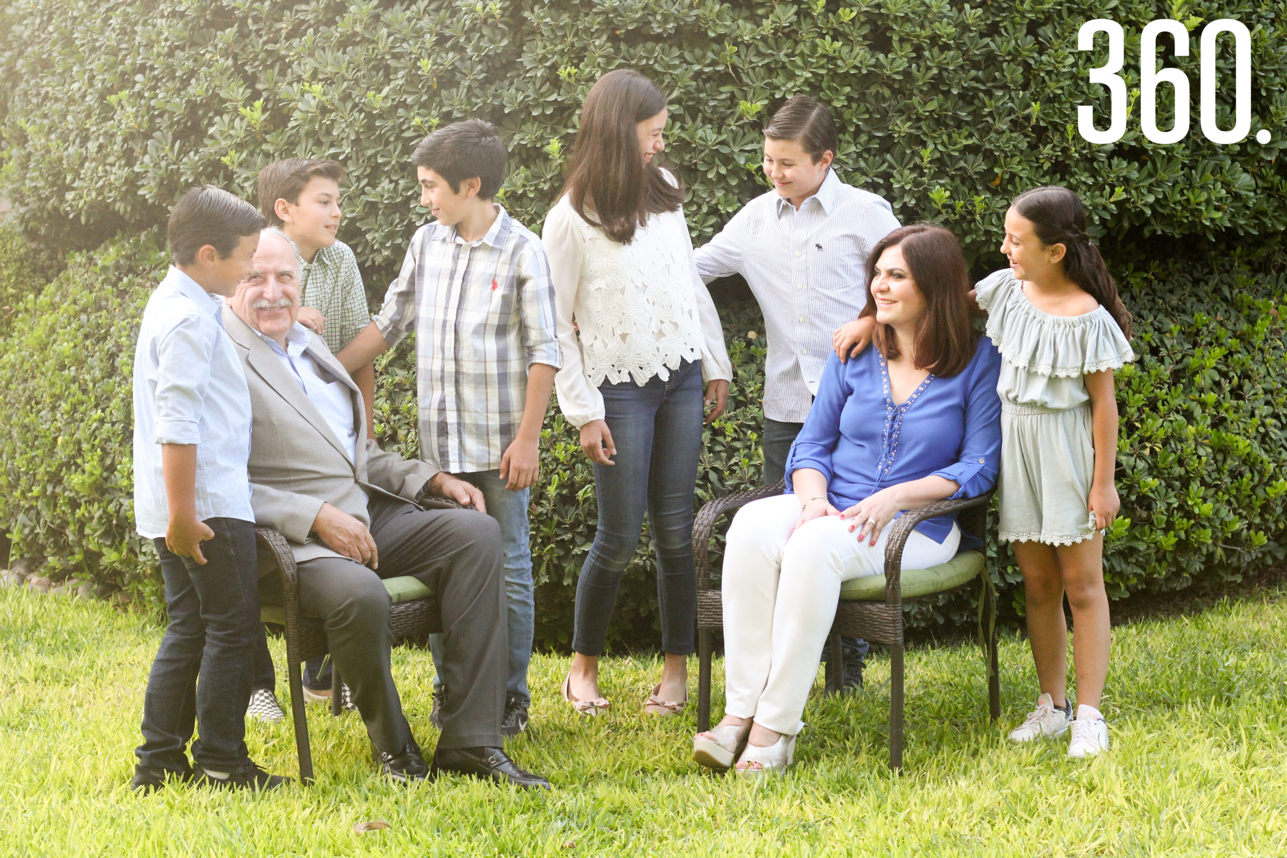 Rodolfo José y María Esther con todos sus nietos.