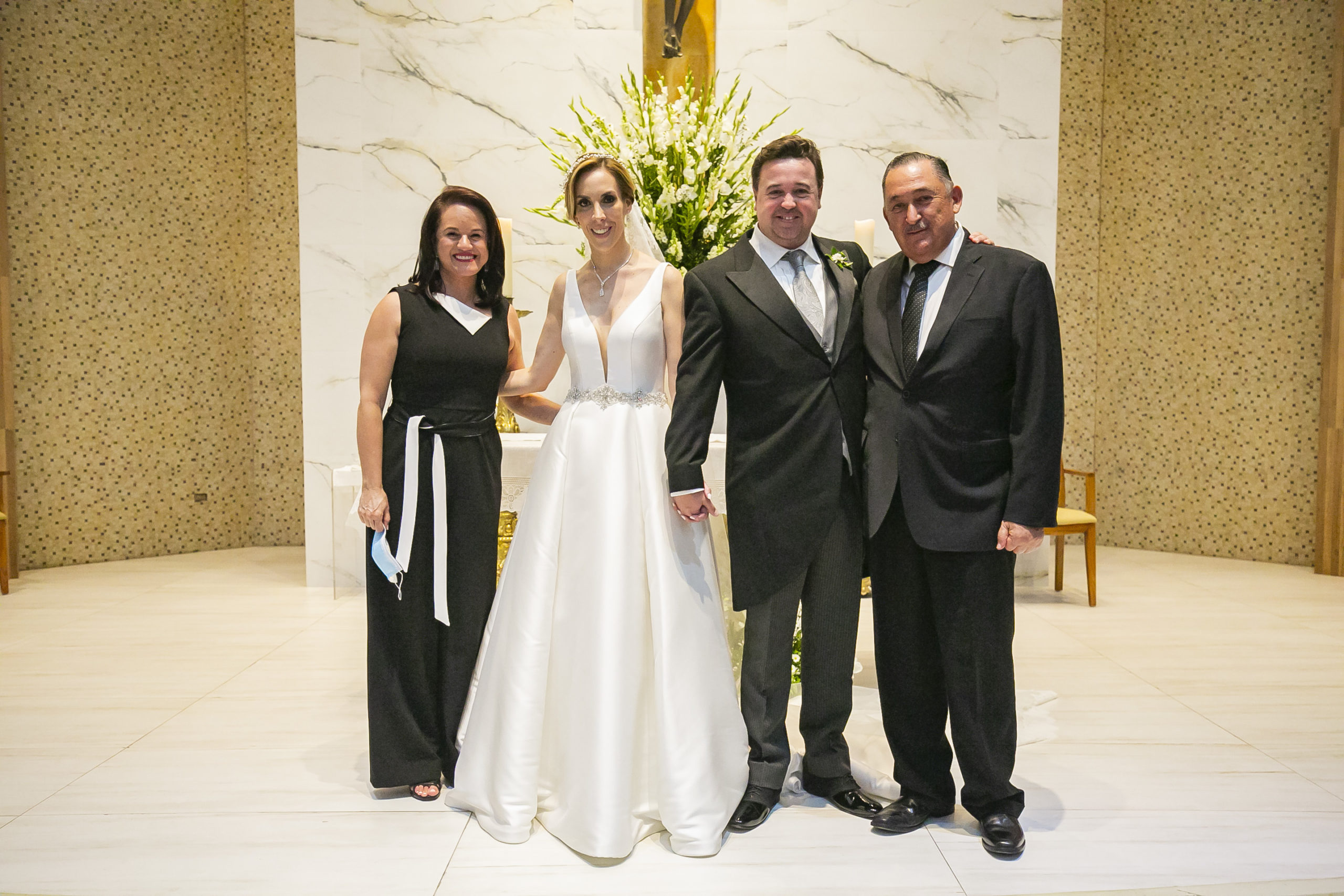 Lourdes Naranjo de López e Isidro López Villarreal con los novios.