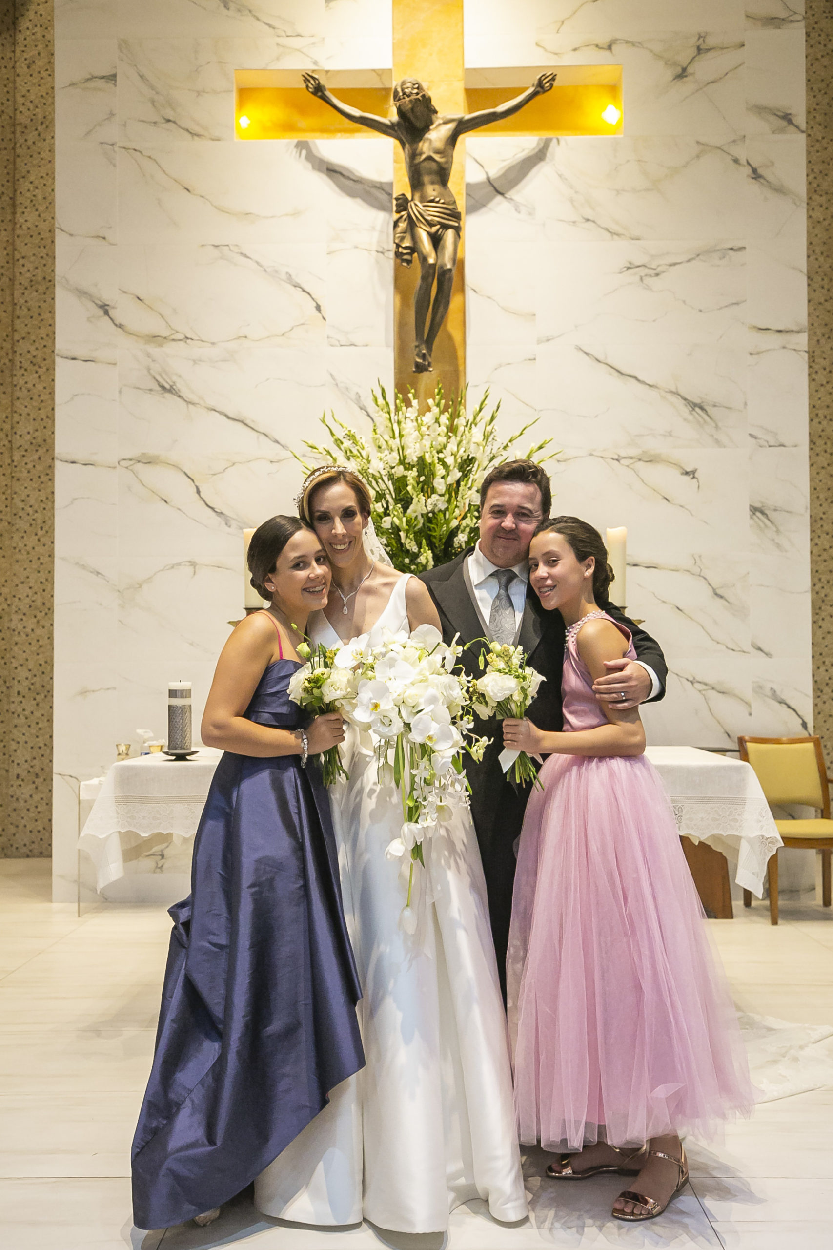 Regina y Camila Díaz Cepeda con los novios.