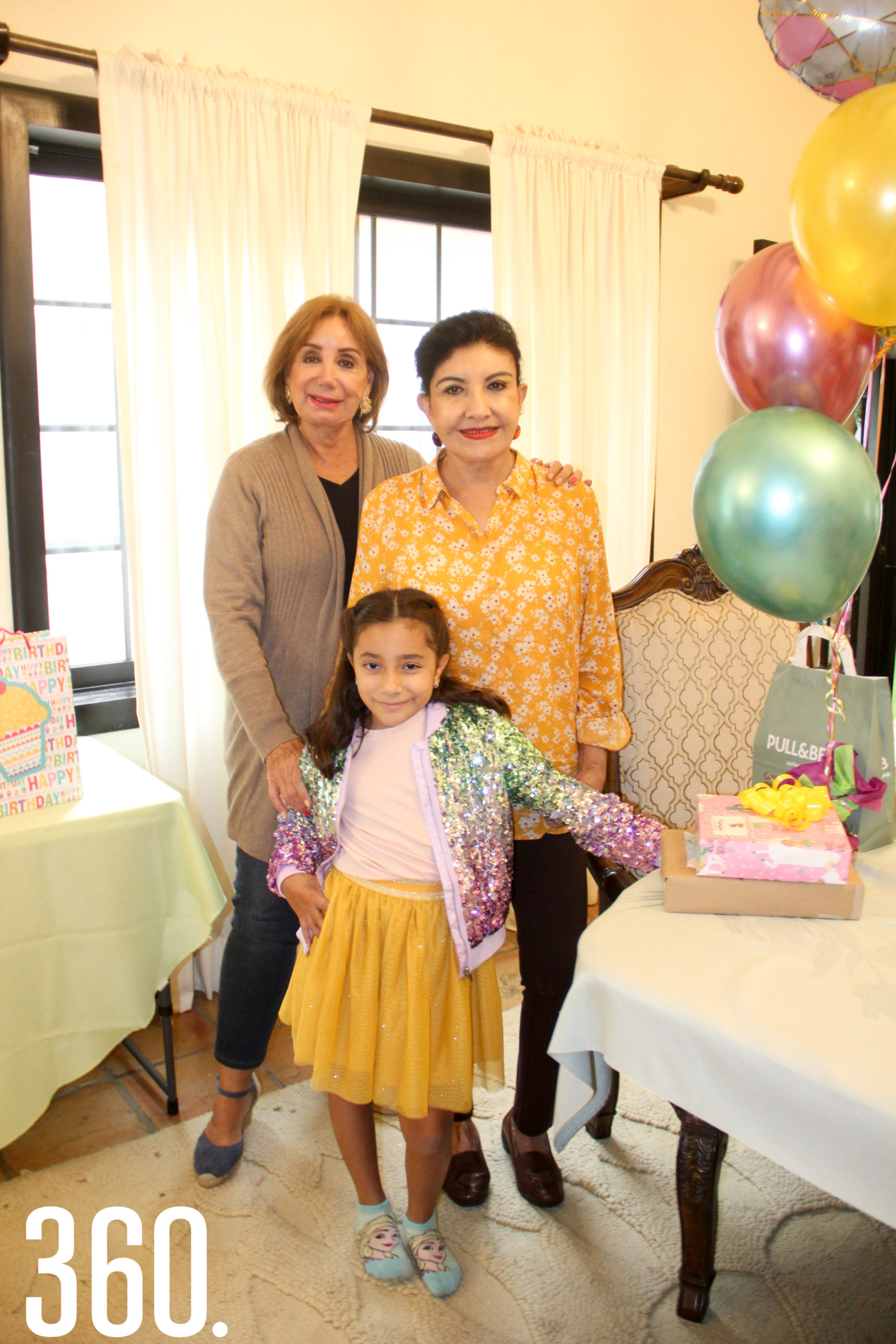 Isabella con sus abuelas, Martha de José y Tony Urista de Leal.