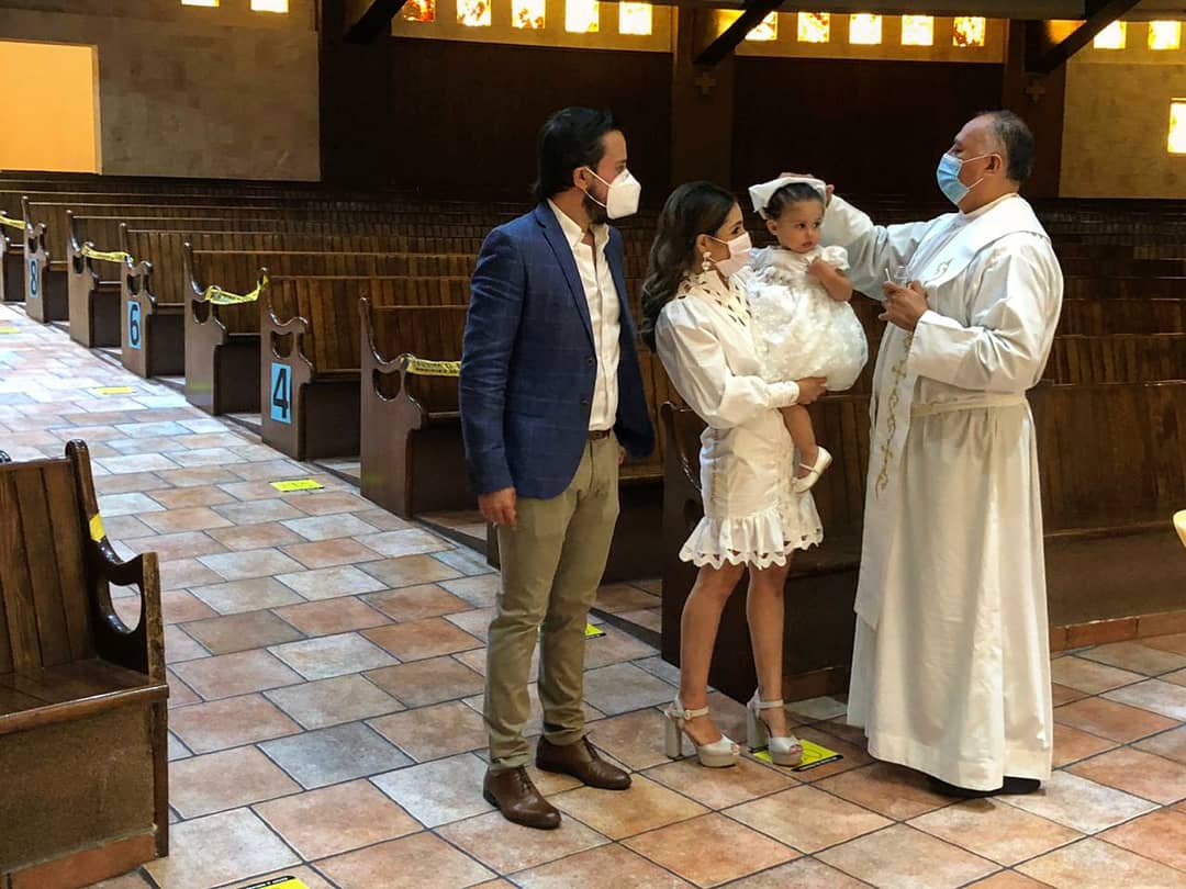 Ixchel Orta y Juan Carlos Oviedo con María José.