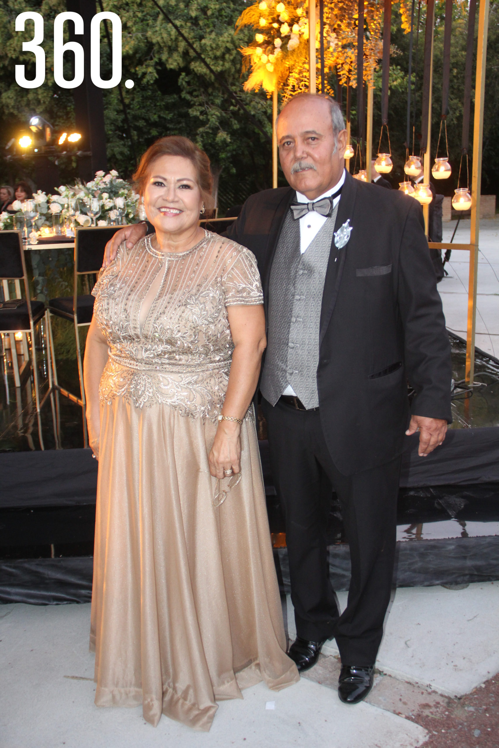 María de los Ángeles Portillo y Guillermo Enrique Morales, padres del novio.