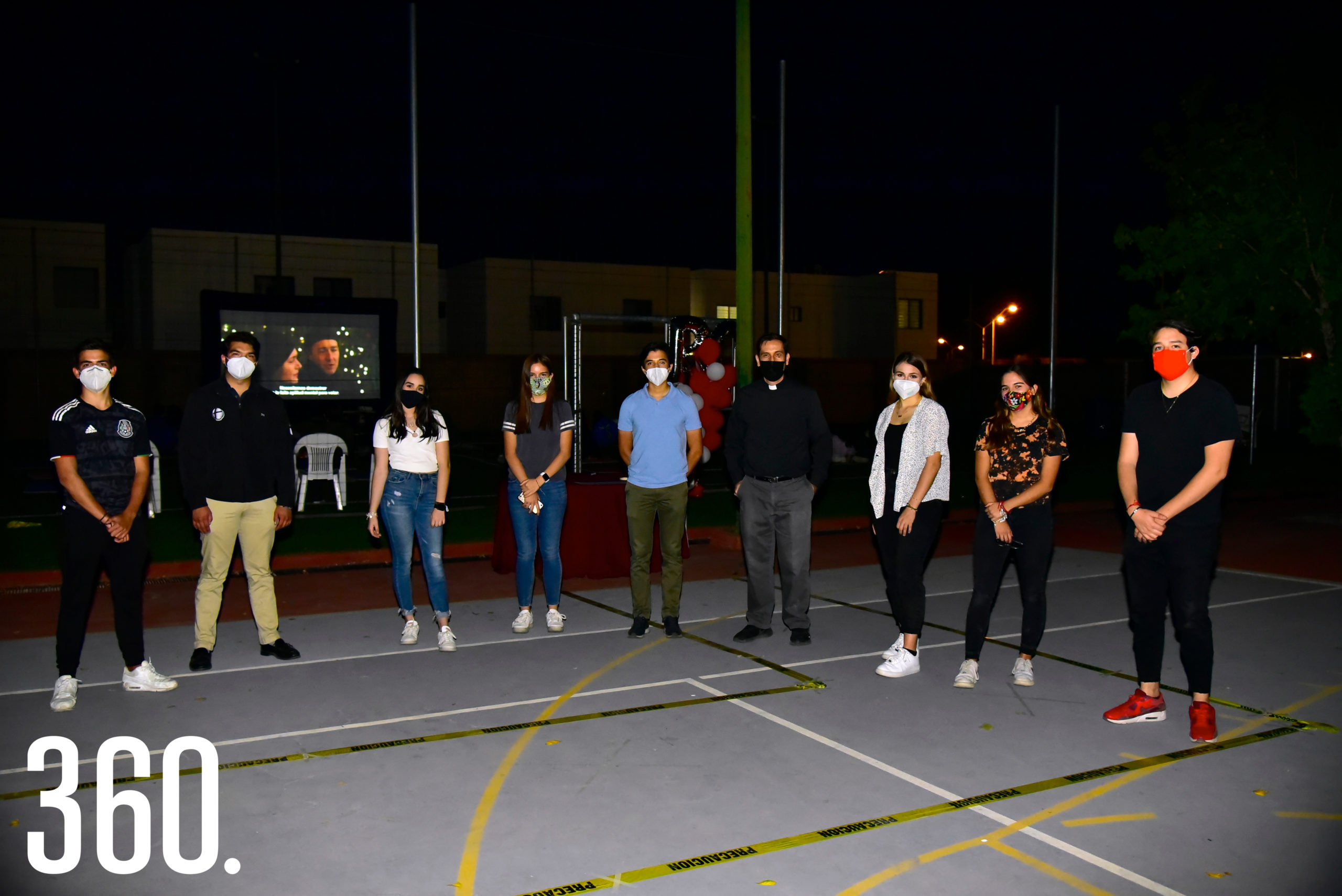 El padre Adán López junto a los jóvenes integrantes de Regnum Christi.