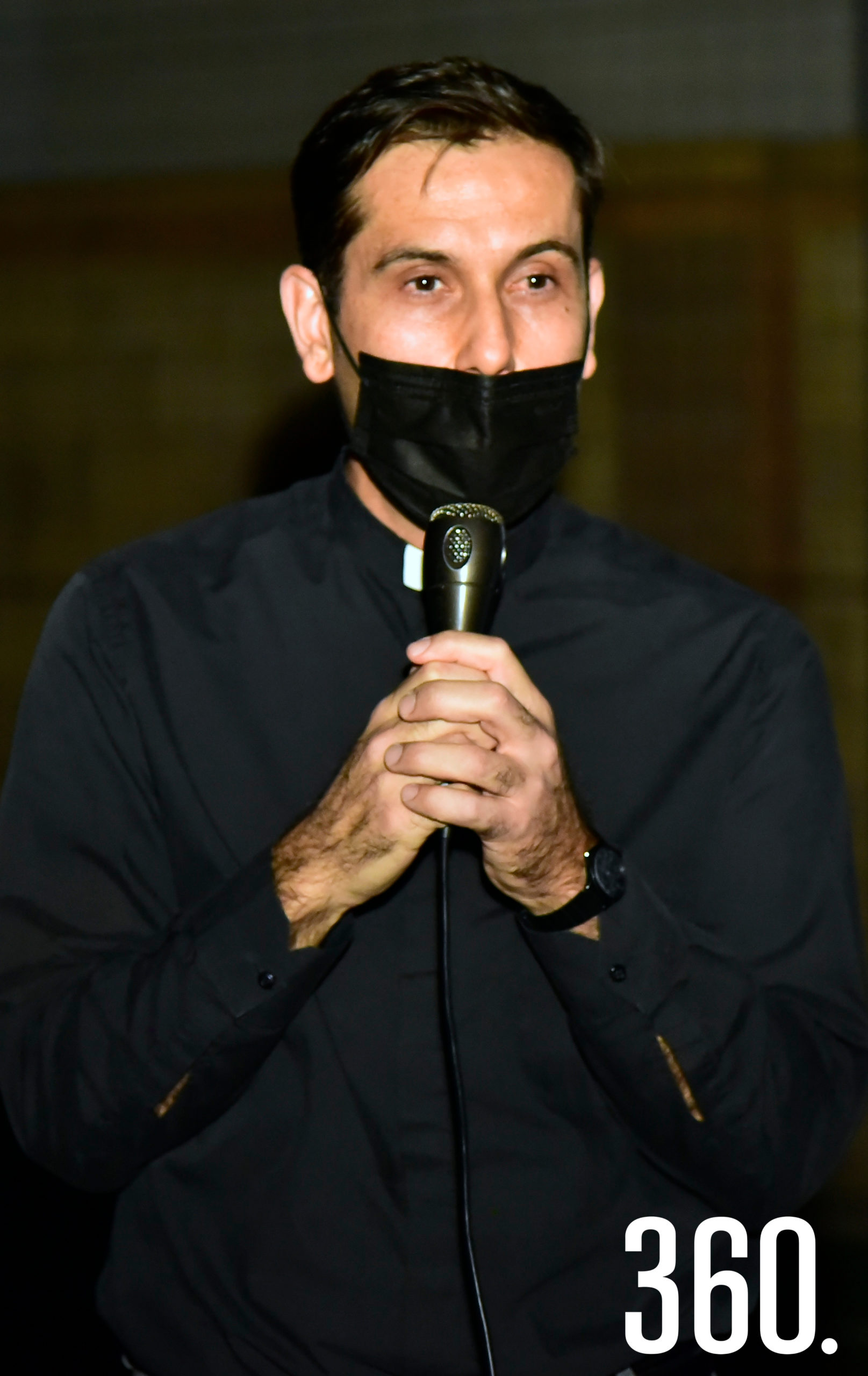 Padre Adán López dando la bienvenida a los presentes.